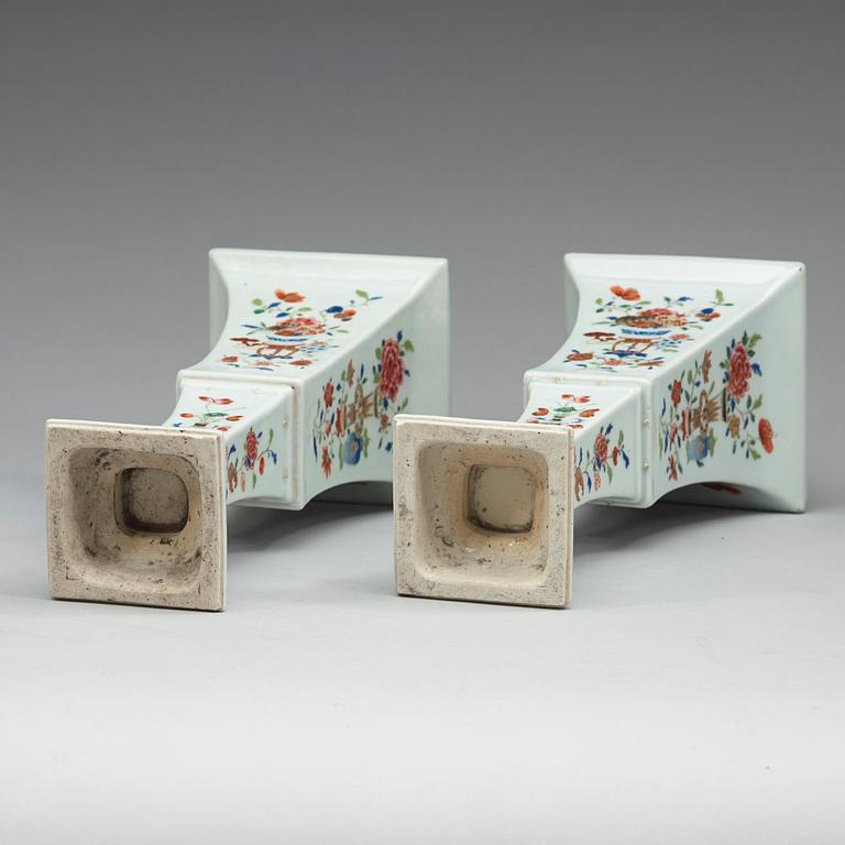 A pair of square, famille rose temple vases, Qianlong / Jaiqing, about year 1800.