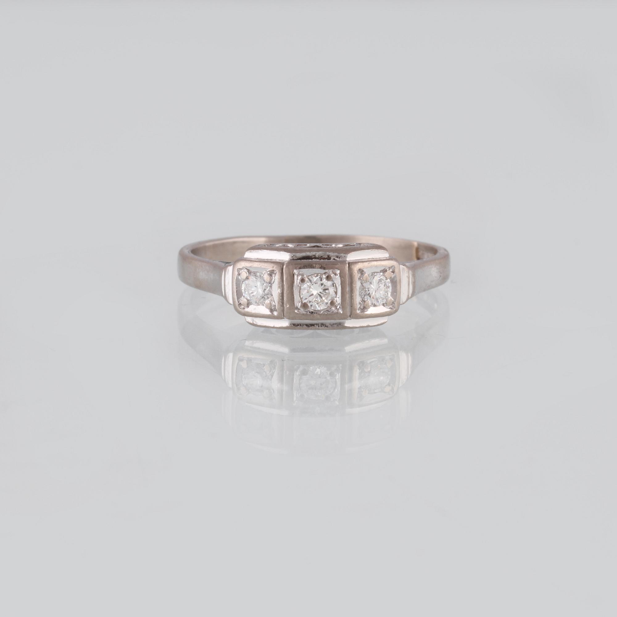 RING, 18K vitguld med 3 briljantslipade diamanter 0.16 ct, kattfotstämplad. Vikt 3,5 gram.