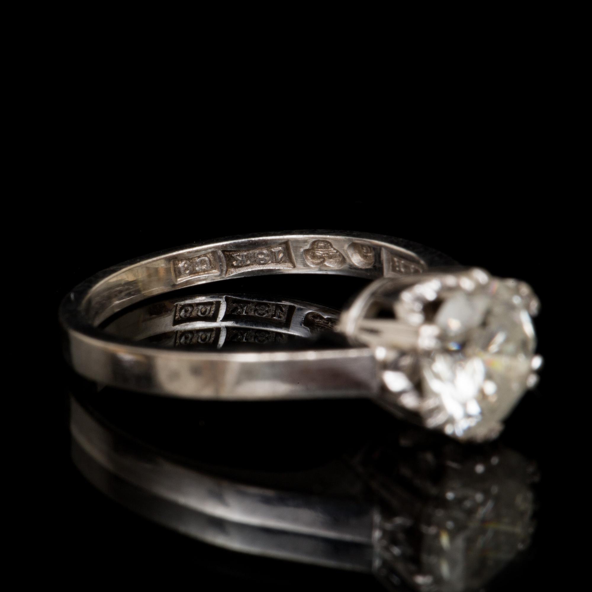 RING, 18 k vitguld med briljantslipad diamant ca 1,00 ct. Vikt ca 3 g.