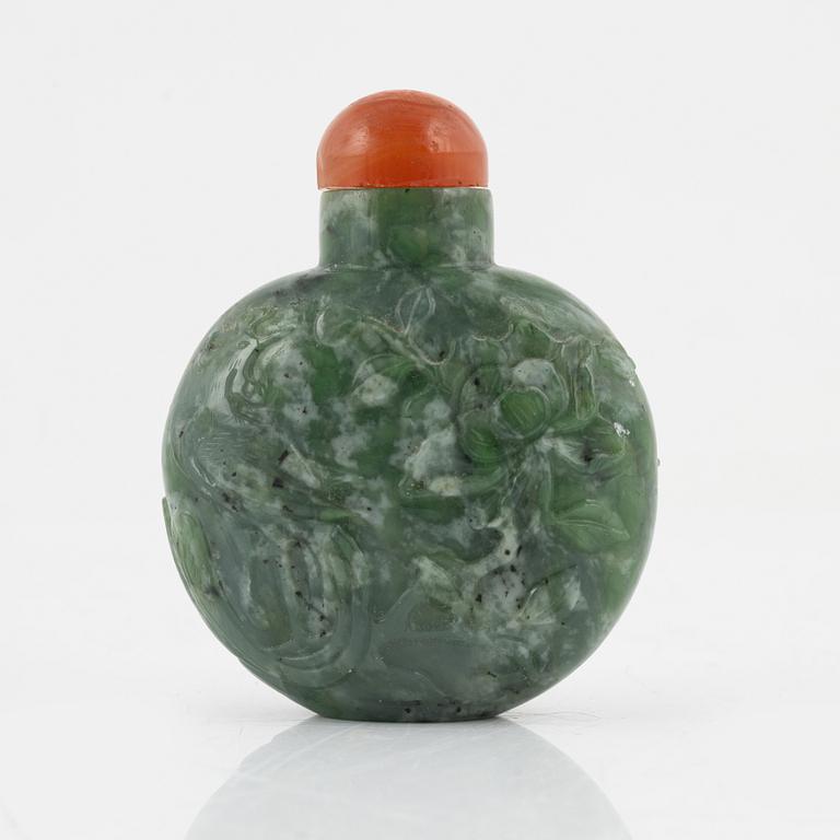 A Chinese snuff bottle, 20th Century.