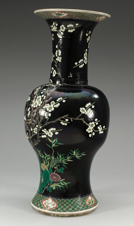 A famille noire vase, late Qing dynasty (1644-1912).