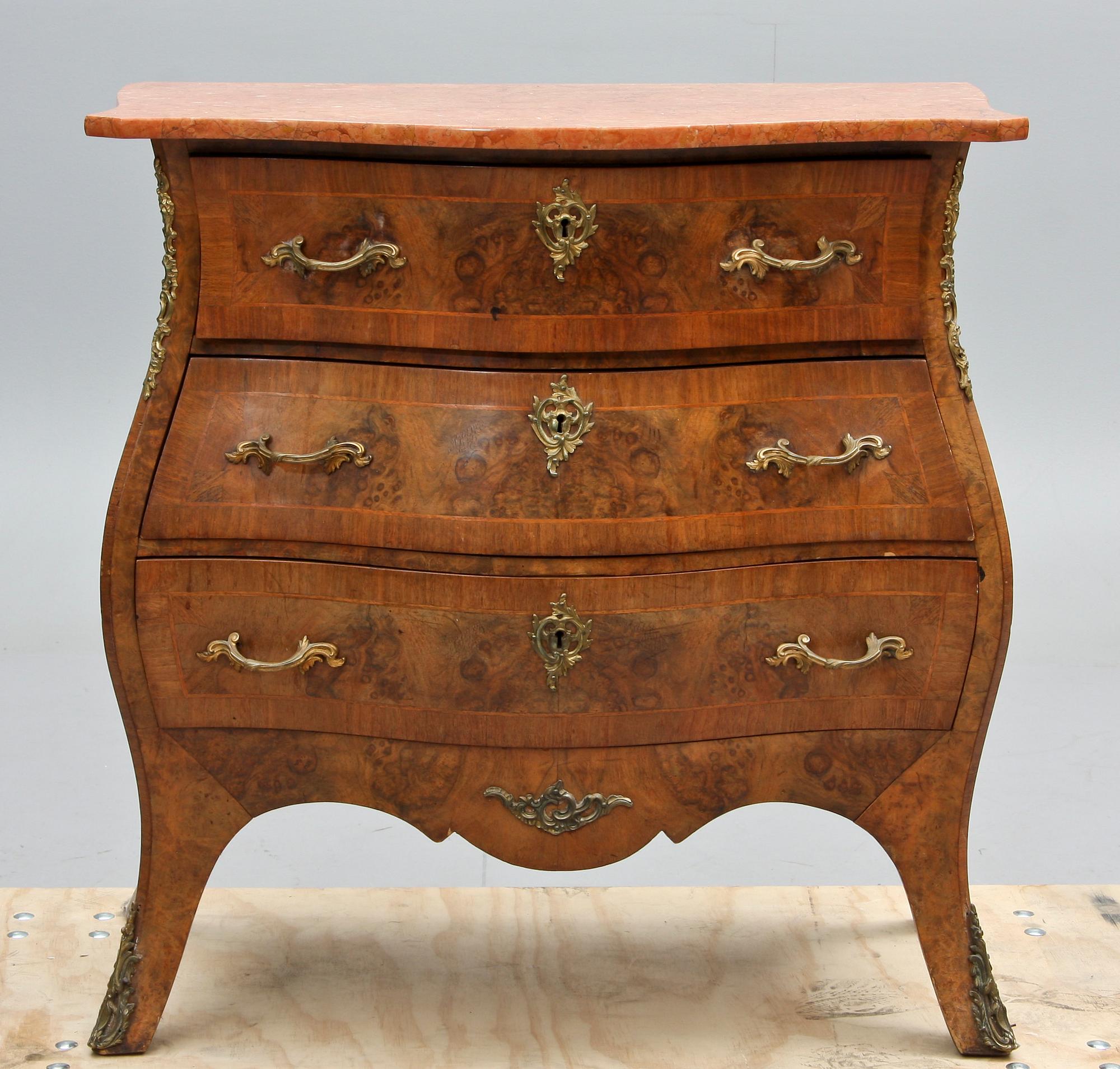 BYRÅ med stenskiva, rokokostil, 1900-talets mitt.