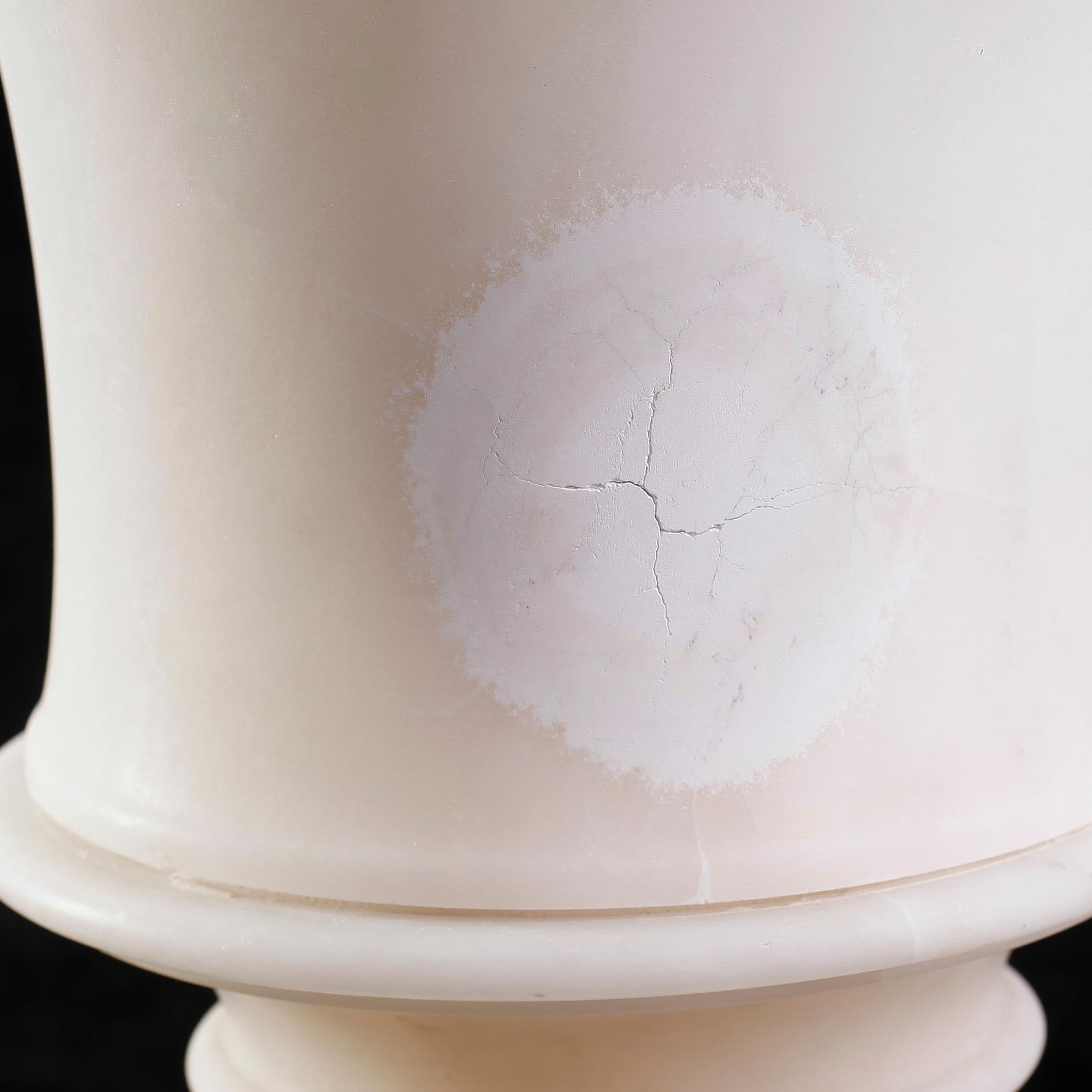 LOCKURNOR, ett par, alabaster, 1800-talets mitt.