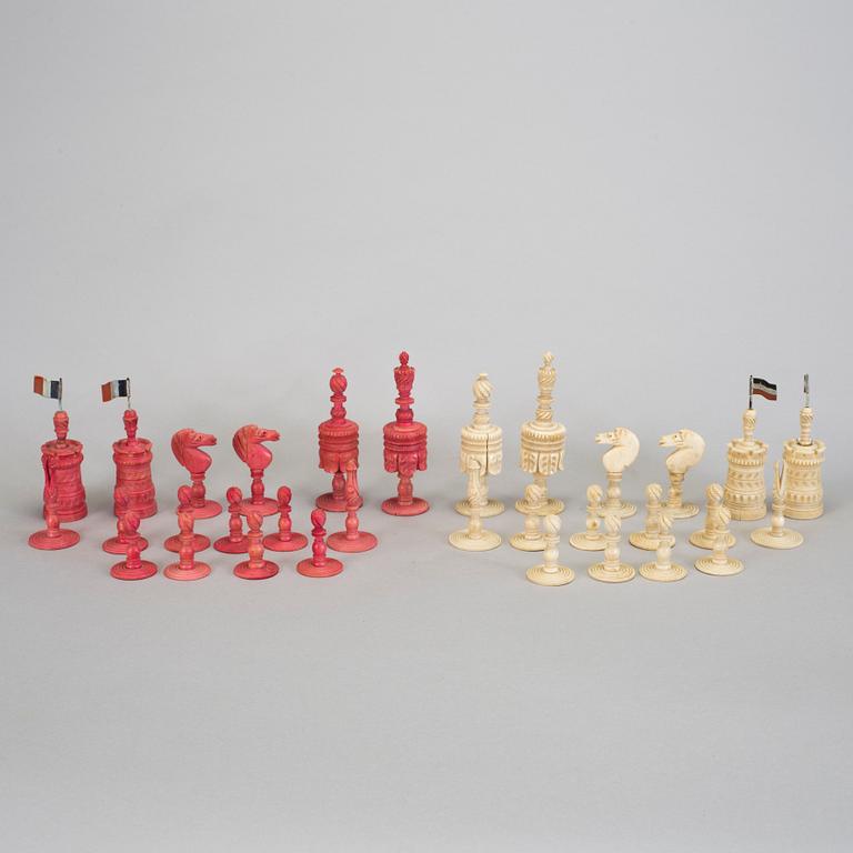 A Barleycorn chess set, 32 pieces.