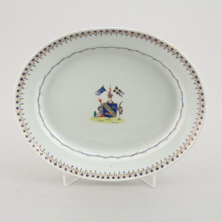 An armorial serving dish, China, 20th century.