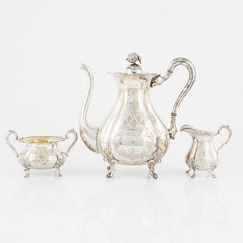 Kaffekanna, silver, GAB, Stockholm, 1921, samt sockerskål och gräddkanna, silver, Kultakeskus, Tavastehus, 1974.