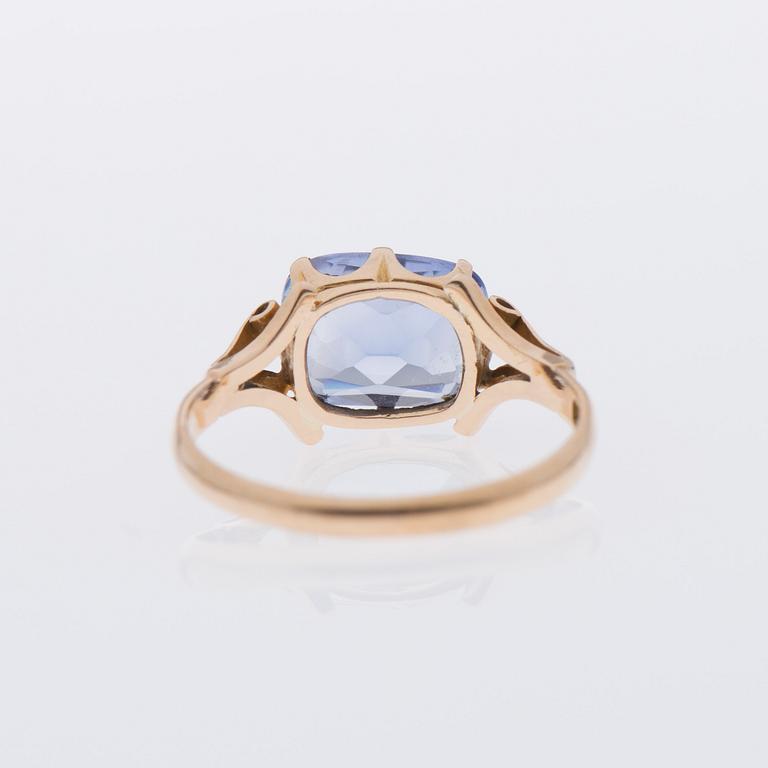 RING, 18K guld, syntetisk safir. Tarkiainen, Helsingfors 1957.
