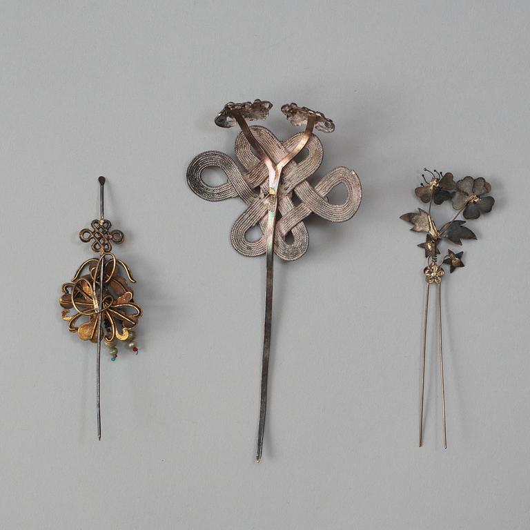 HÅRNÅLAR, tre stycken, metall, pärlor, fjädrar. Qing dynastin, 1800-tal.