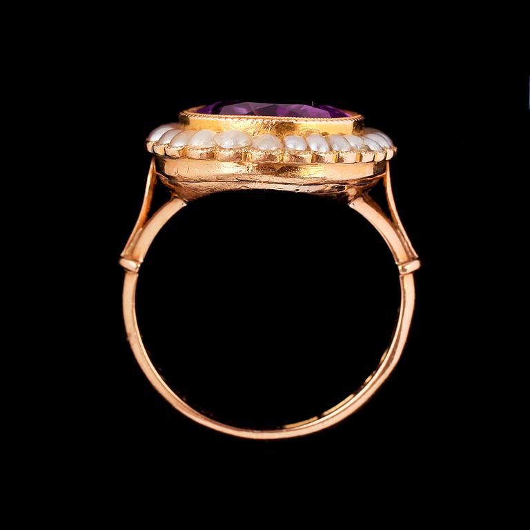 RING, 18k guld, rosa sten med odlade pärlor, Göteborg, 1941. Vikt 6 g.