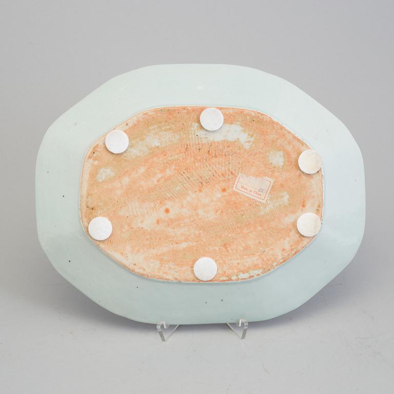 TERRIN med LOCK samt FAT, kompaniporslin. Kina, Qingdynastin, Jiaqing (1796-1820).