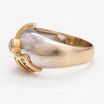 An 18K gold ring with diamonds ca. 0.21 ct in total.