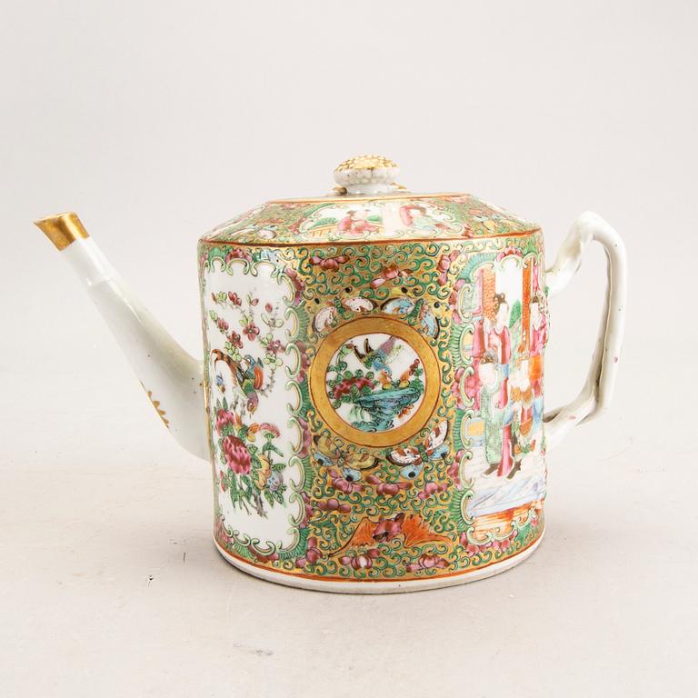 A Chinese kanton porcelain teapot second half of the 19th century.