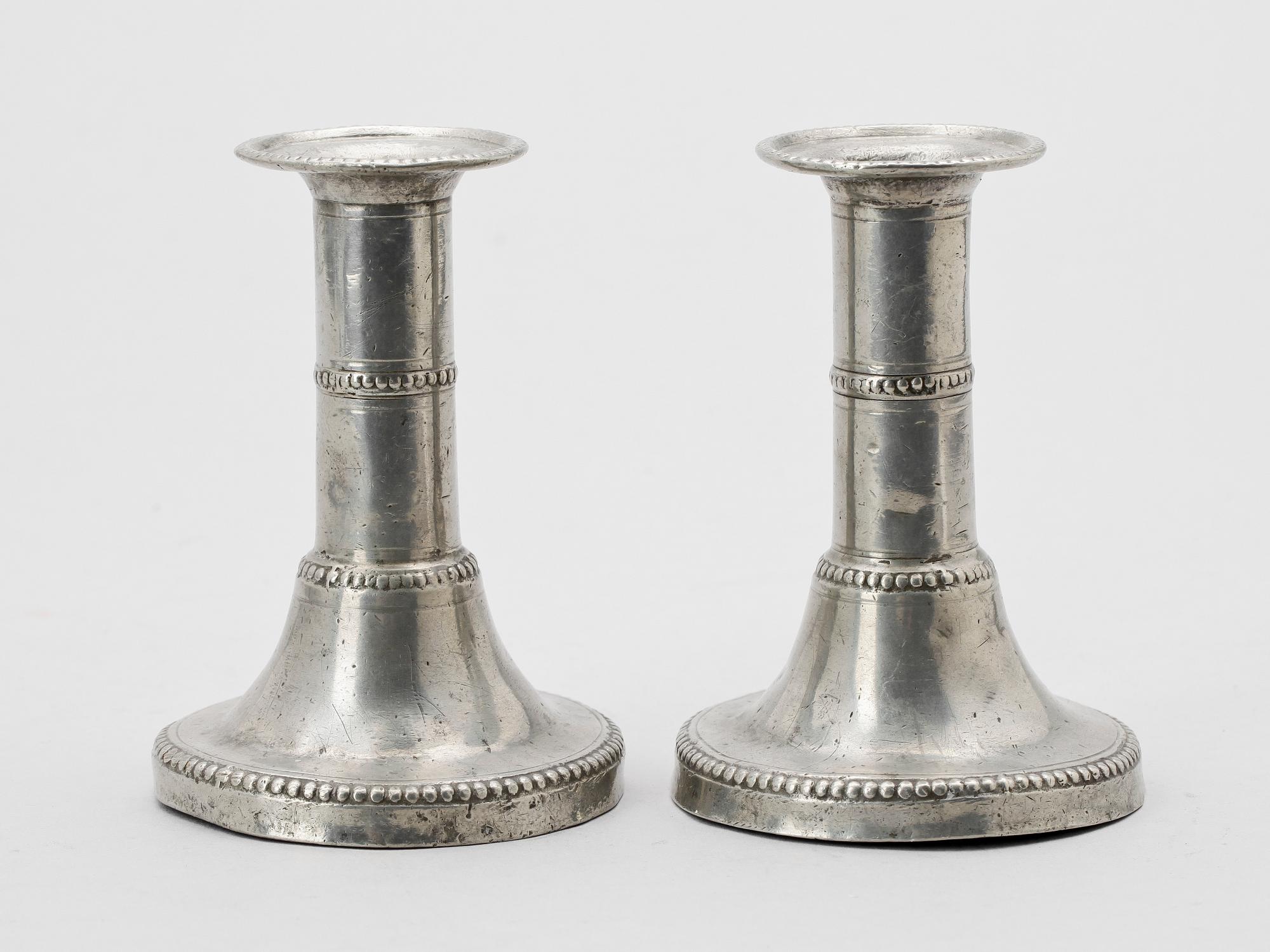 LJUSSTAKAR, ett par, tenn, sengustavianska, omkring år 1800.