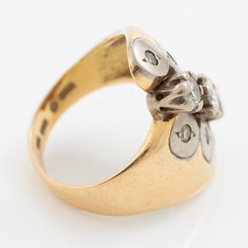 Ring, 18K gold with three brilliant-cut diamonds and small diamonds.