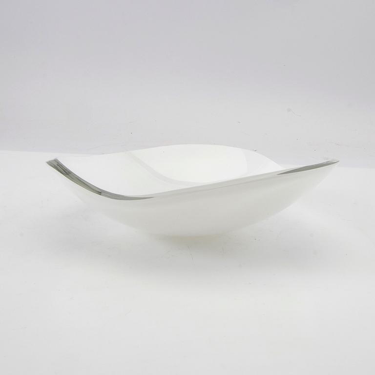 Gunnel Nyman, skål, "Äggskalet", signerad Iittala. Formgiven 1947.