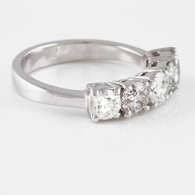 RING, 18K vitguld med briljantslipade diamanter ca 1.60 ct. Vikt 4,7 gram.
