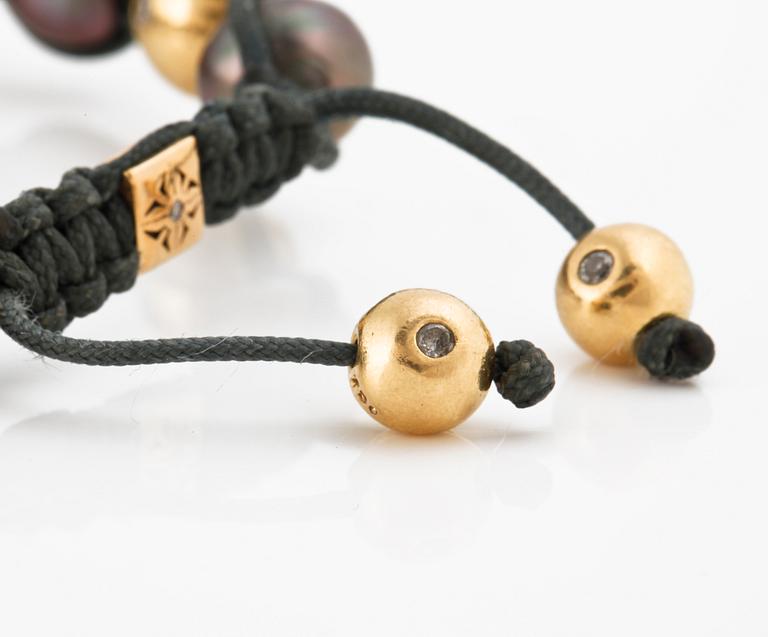 A Shamballa Jewels bracelet with cultured pearls and brilliant-cut diamonds.