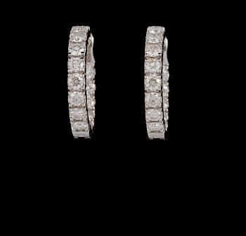 ÖRHÄNGEN, 18k vitguld med 30 briljantslipade diamanter, ca 2.09 ct. Vikt 3 g.