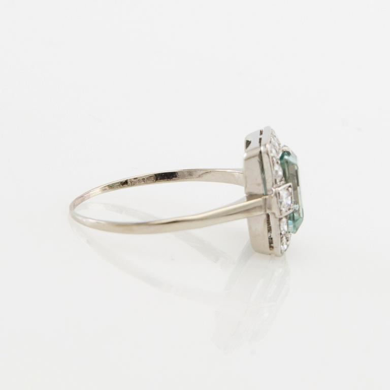 Ring 18K white gold set with a light blue zircon, as well as round brilliant and single-cut diamonds.