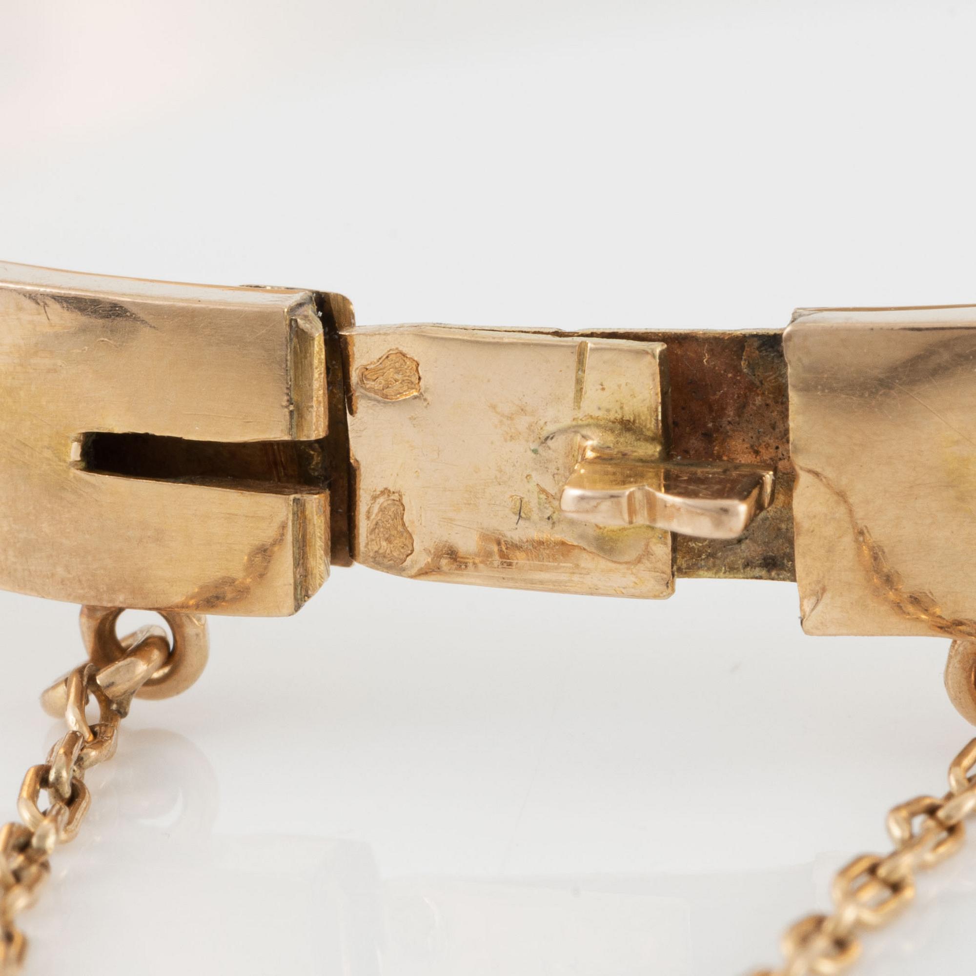 Bracelet 18K gold with coral and small pearls.