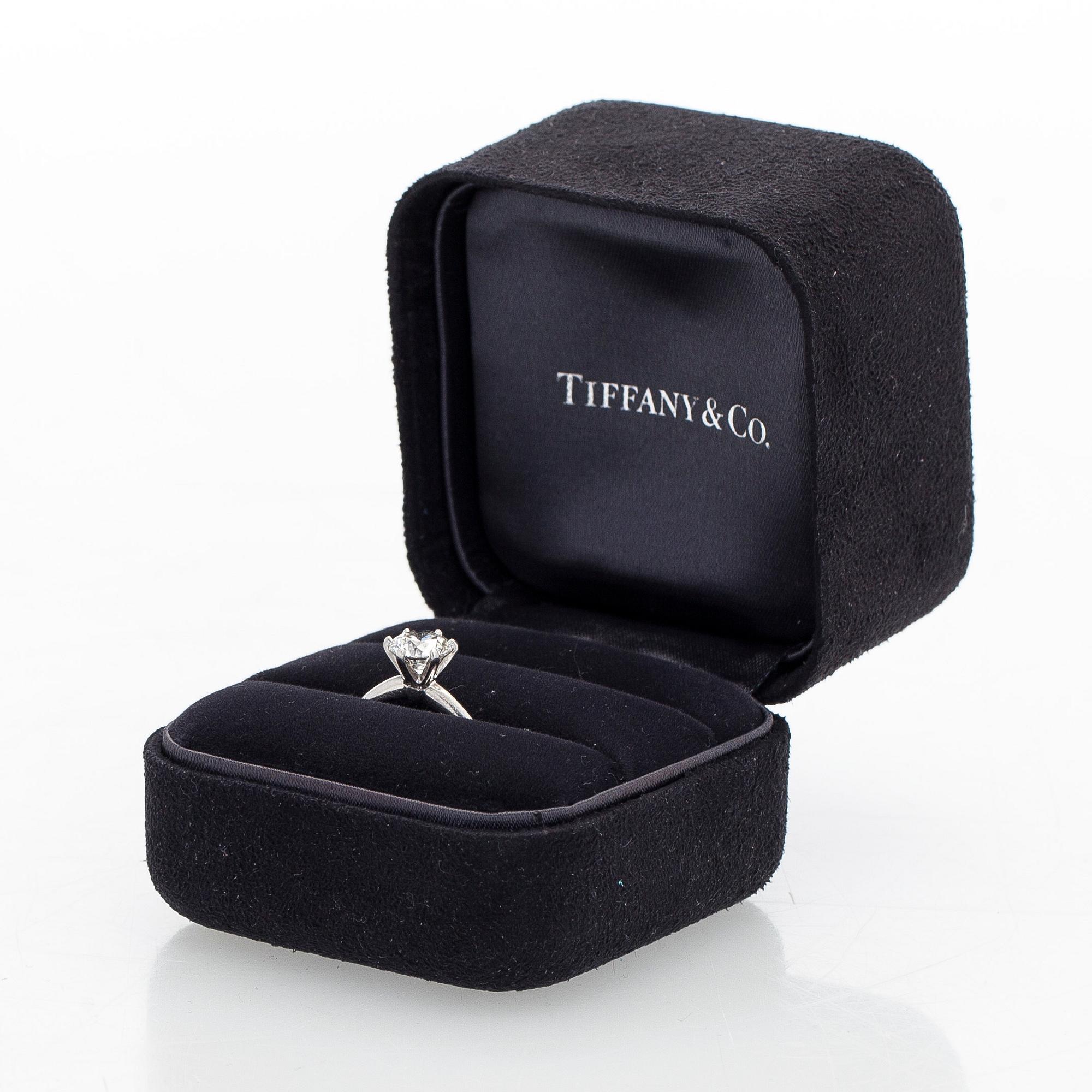 Tiffany & Co, a platinum ring with a brilliant-cut diamond 1.53 ct. With certificate.