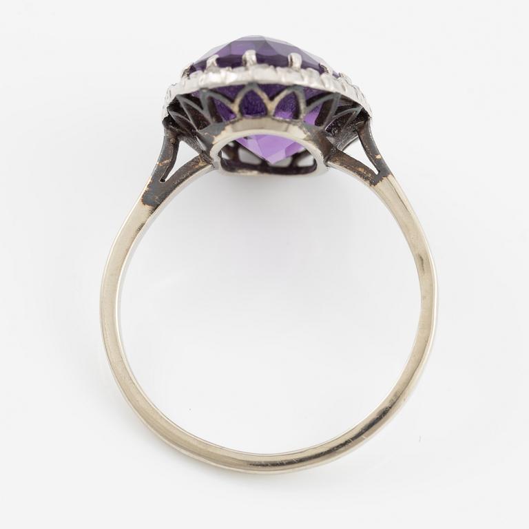 Ring in 18K white gold set with a faceted amethyst and rose-cut diamonds.