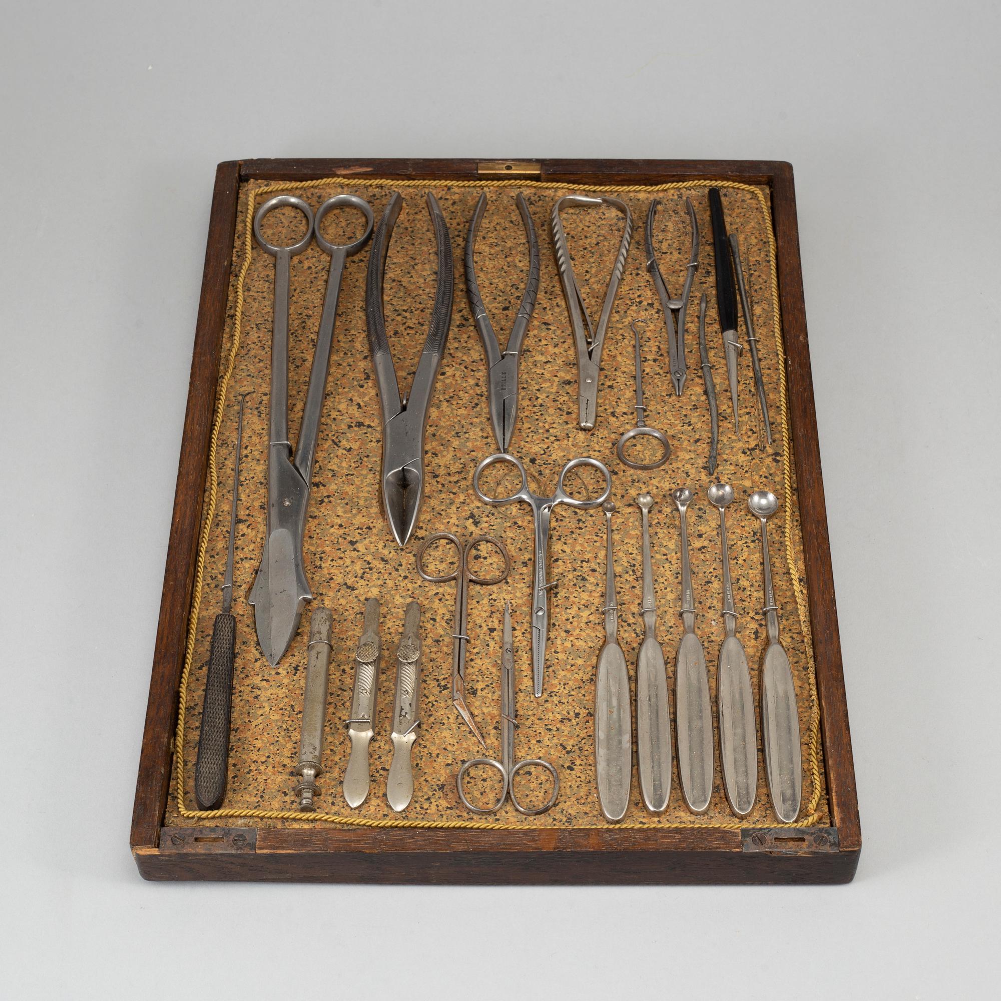 LÄKARINSTRUMENT, ca 40 delar, i schatull av ek. Omkring år 1900.