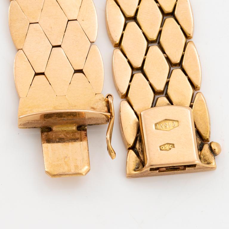 18K gold bracelet.