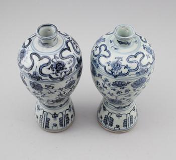 VASER, 1 par, porslin, Mingstil, Kina, sannolikt 1900-tal.