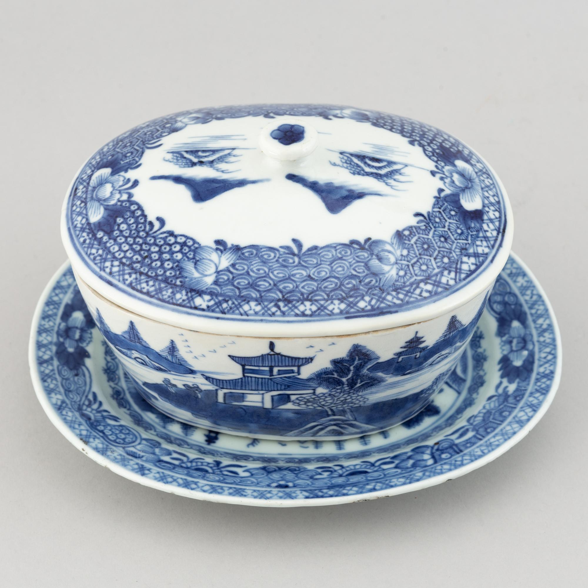 A blue and white bowl with cover and dish, Qing dynasty, Qianlong (1736-95).