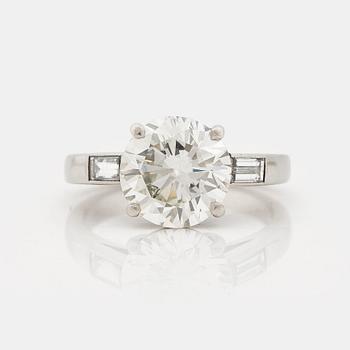 883. A RING set with a round brilliant-cut diamond.