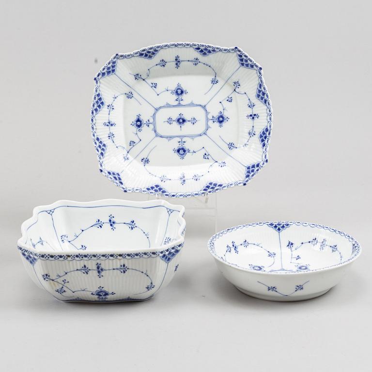 Royal Copenhagen, mat- samt kaffeservis, 85 delar, porslin. "Musselmalet", Danmark, 1900-tal.