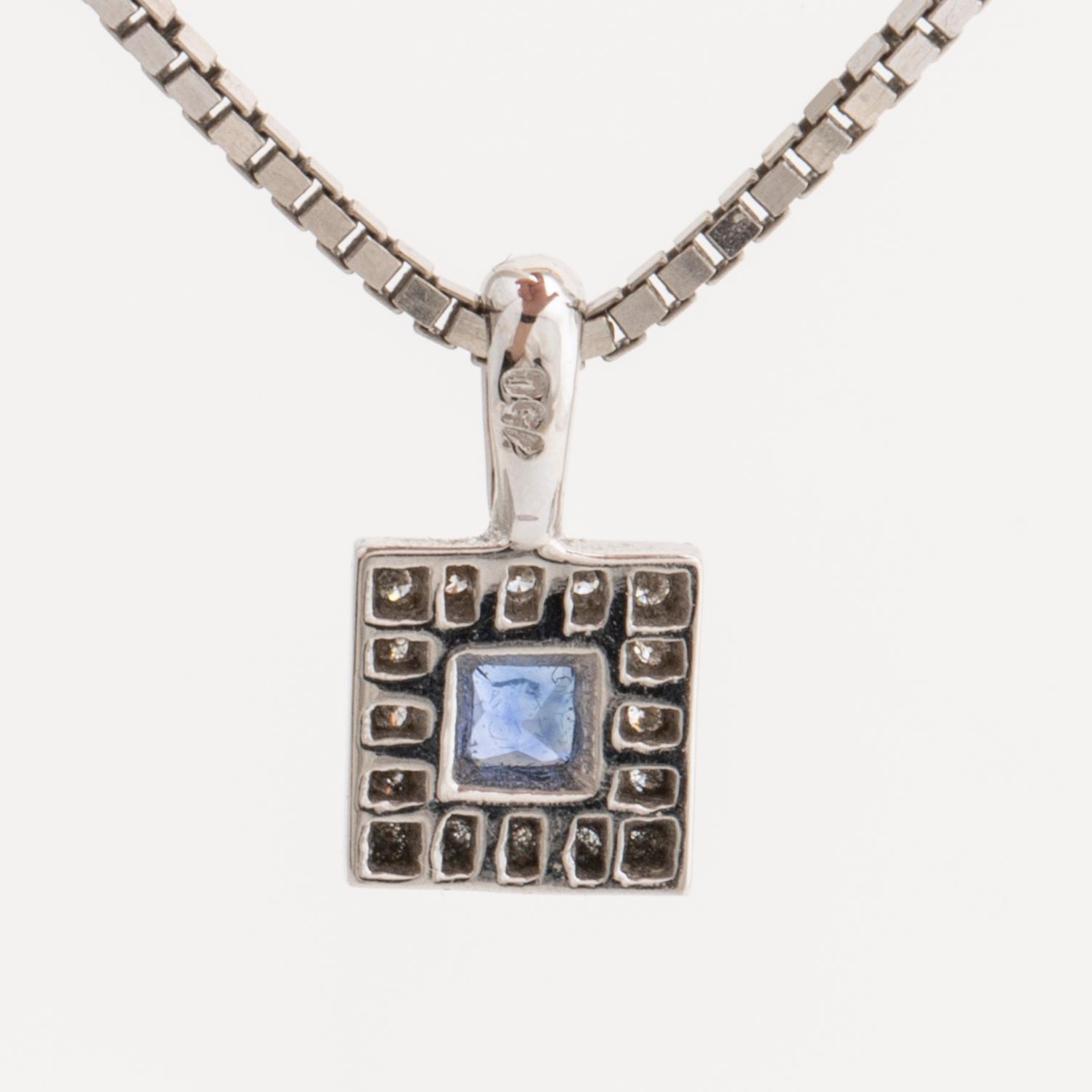 Sapphire pendant and chain 18K whitegold length approx 50 cm, pendant approx width 6 mm.