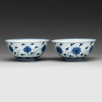 364. A pair of blue and white bowls, Qing dynasty, with Kangxis six character mark.