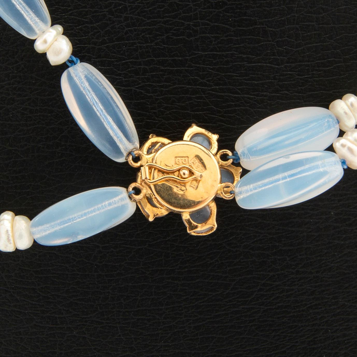 Heribert Engelbert, lås 18K guld och månstenar, halsband av odlade pärlor och glas.