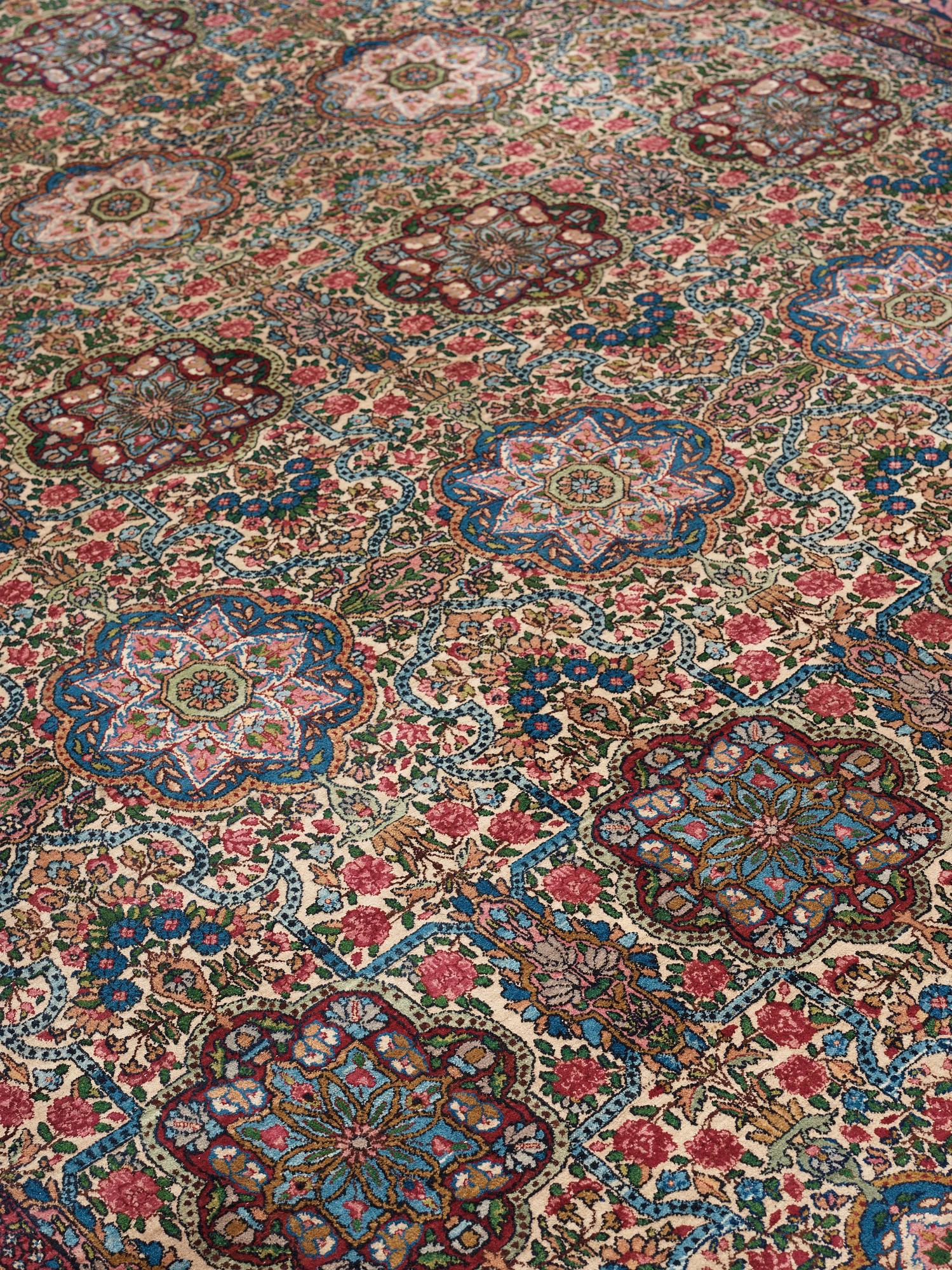 CARPET. Semi-Antique Kerman. 382 x 286,5 cm.