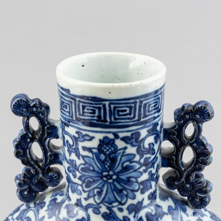 A blue and white porcelain moon flask, second half of the 19th century.