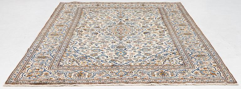 A Keshan carpet, c. 295 x 195 cm.