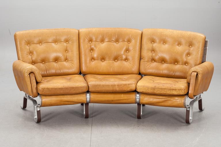 SOFFA, Design Eric Sigfrid Persson ur serien "Flytande Design". 1900-talets senare del.