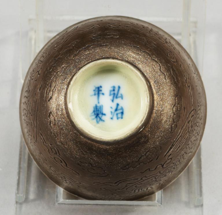 CEREMONIELL KOPP med BRICKA, biskviporslin. Qing dynastin. Med fyra karaktärers märke Hongzhi nian zhi (1488-1505).