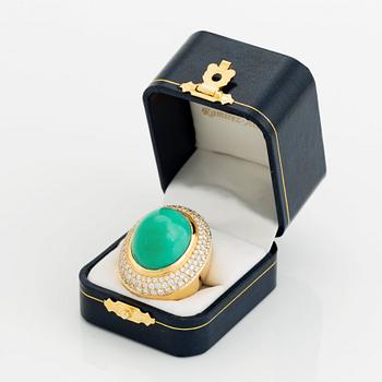 An 18K gold and chrysoprase Acchinelli ring set with round brilliant-cut diamonds.