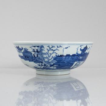 A blue and white porcelain bowl, China, Qing dynasty, 19th century.