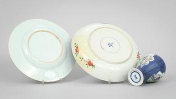 TALLRIKAR, 2 st och VAS, porslin, Kina, Kangxi resp Kangxistil, 1700- och 1900-tal.