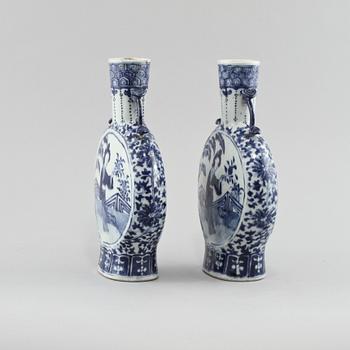 PILGRIMSKRUS, ett par, porslin, Kina, 1800-tal.