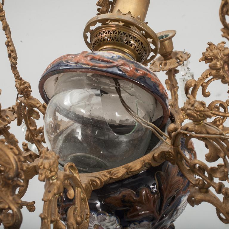 TAKLAMPA, majolika. Omkring 1900.