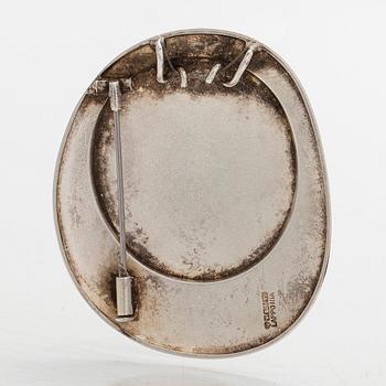 Juhani Linnovaara, riipus/rintaneula, sterlinghopeaa ja emalia, "Dyckia", Lapponia 1975.