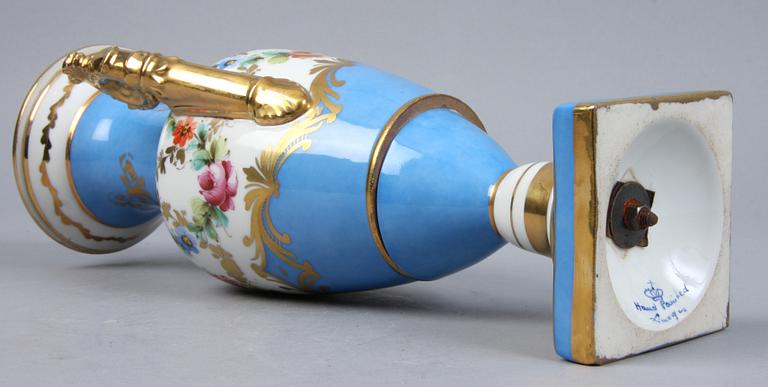 LOCKURNA samt VAS, porslin, Limoges, 1900-tal.