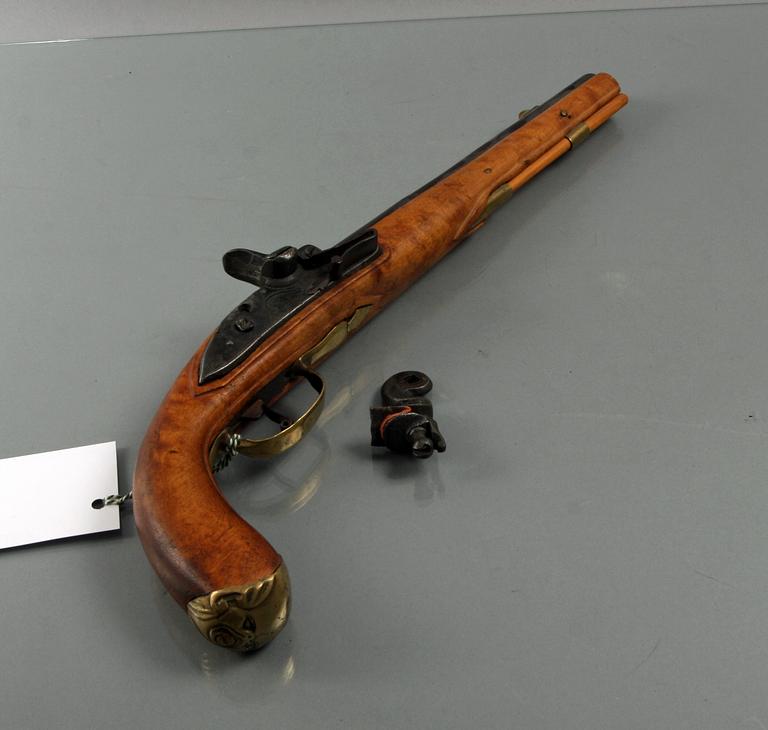 FLINTLÅSPISTOL OCH KRUTHORN, 4 delar.