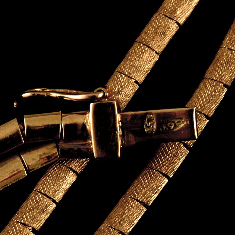 COLLIER samt ARMBAND, 18k guld, med fasettslipade rosa och blå safirer, Vicenza, Italien, 1960-tal. Vikt 123 g.