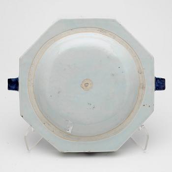 VÄRMEFAT, porslin, Qing dynastin, Qianlong (1736-1795).